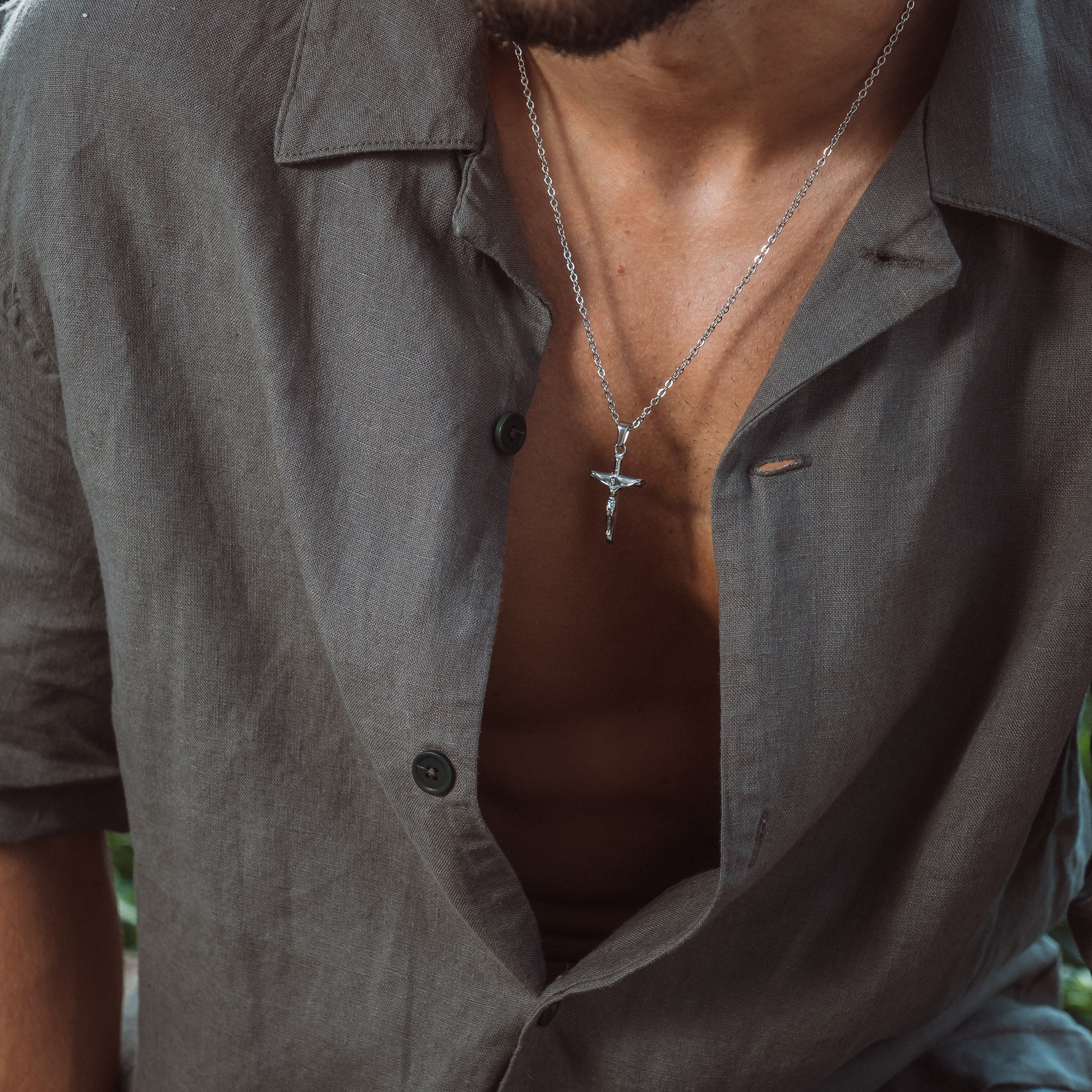 CRUCIFIX NECKLACE - SILVER