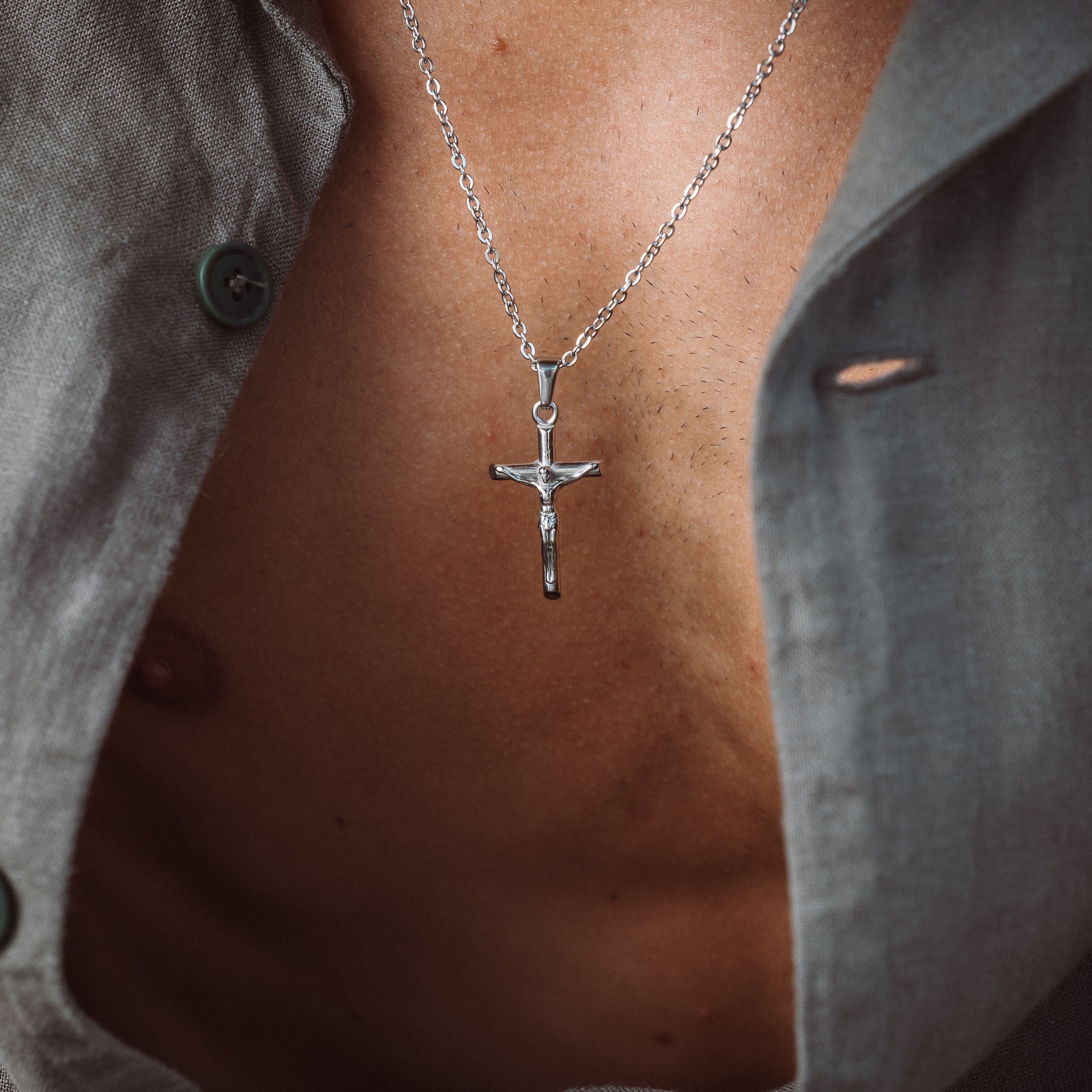 CRUCIFIX NECKLACE - SILVER
