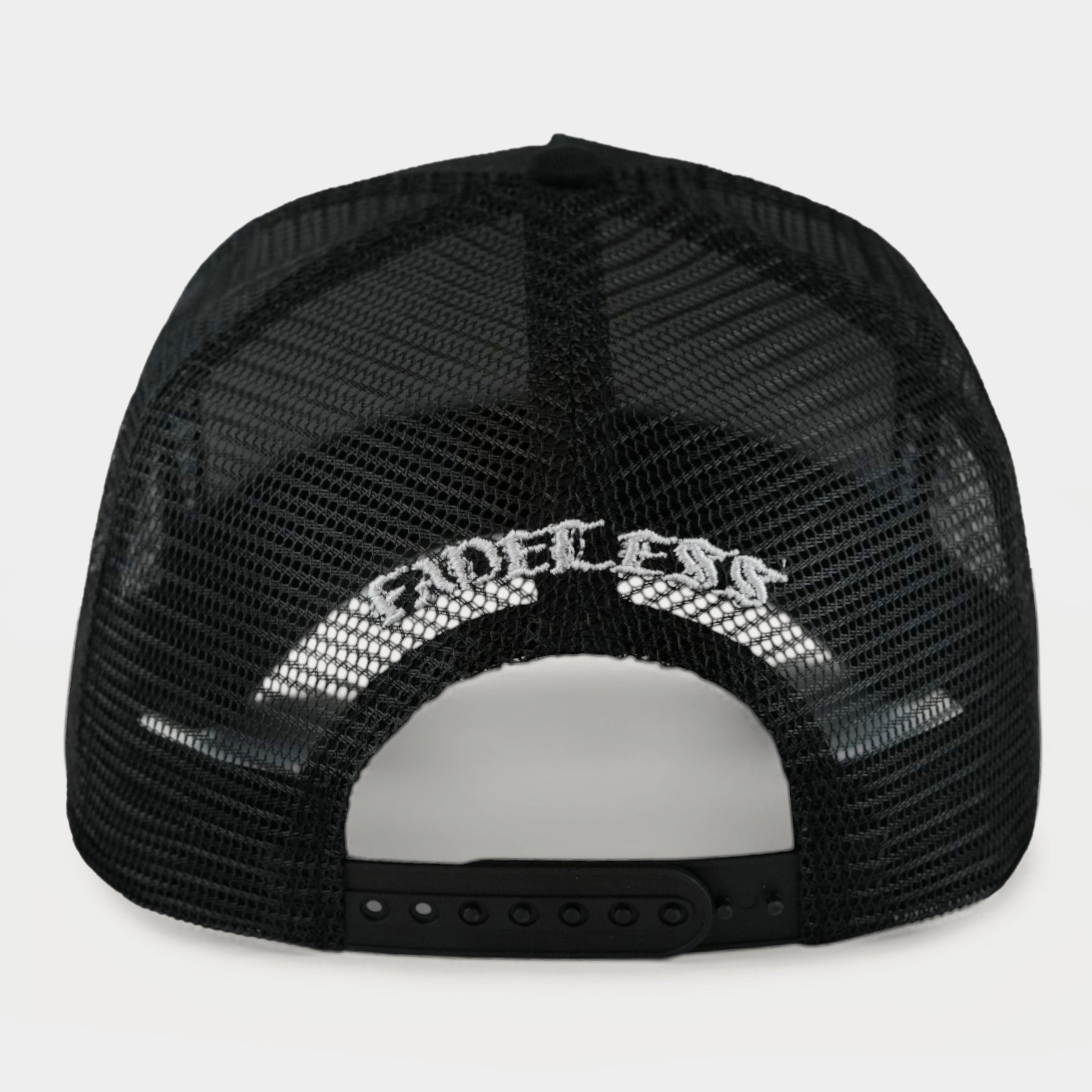 Sort netkaske med hvidt Fadeless-logo og snapback-lukning