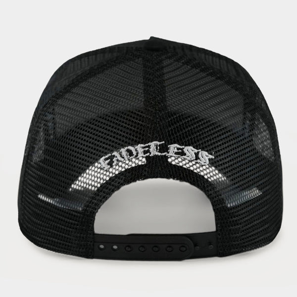 Sort netkaske med hvidt Fadeless-logo og snapback-lukning