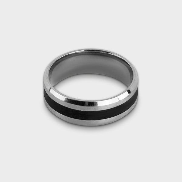 Sølvfarvet ring med sort stribe i rustfrit stål