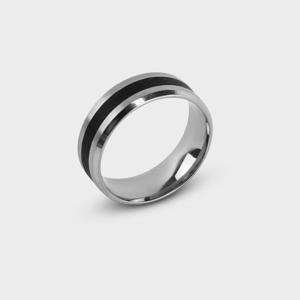 Sølvfarvet ring med sort stribe i rustfrit stål