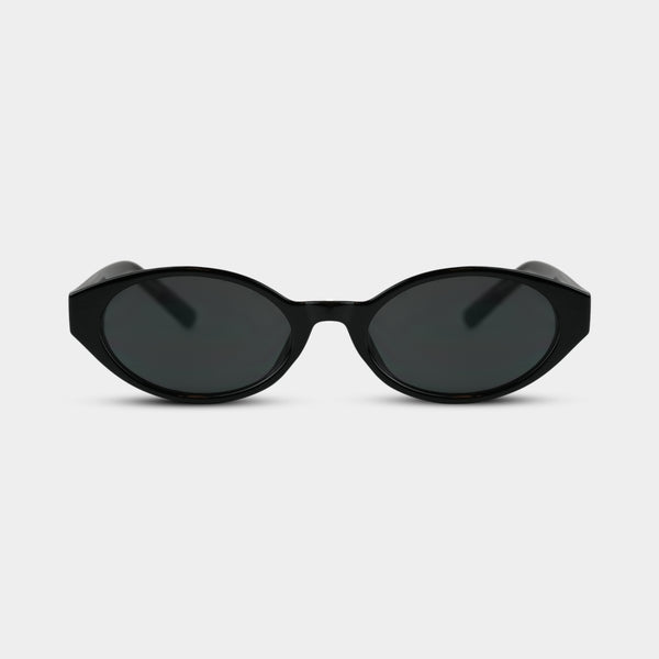 Sorte ovale solbriller med mørke glas set forfra på hvid baggrund