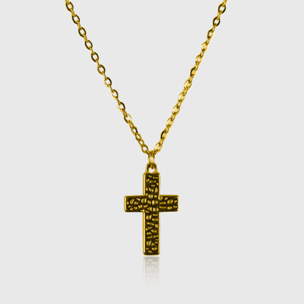 Guldhalskæde med struktureret korsvedhæng i rustik stil