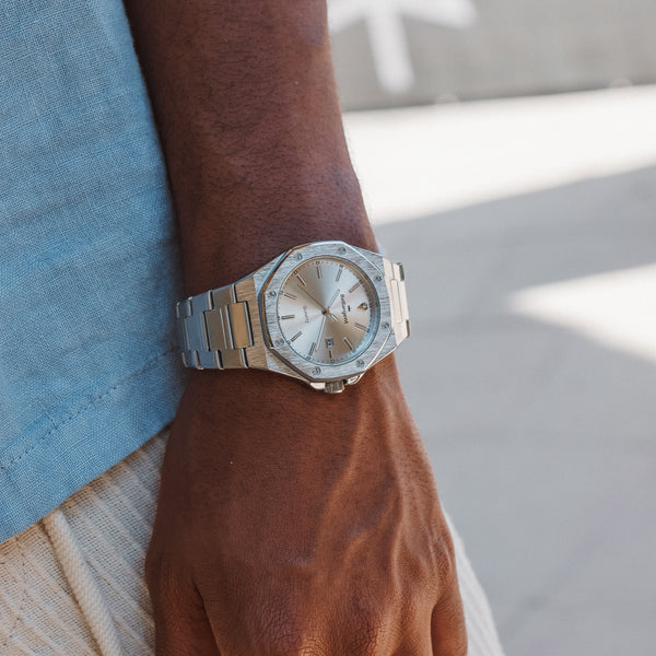 Bellargent Imperium White armbåndsur i stål og guld på håndled