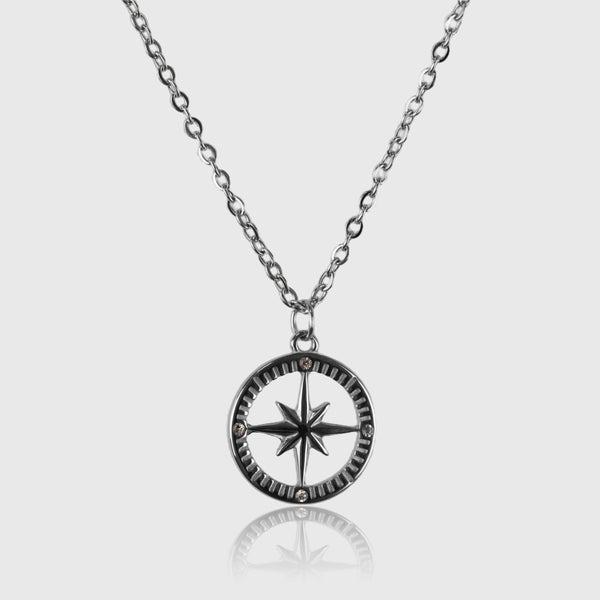 Sølvfarvet halskæde med kompas-vedhæng og kæde