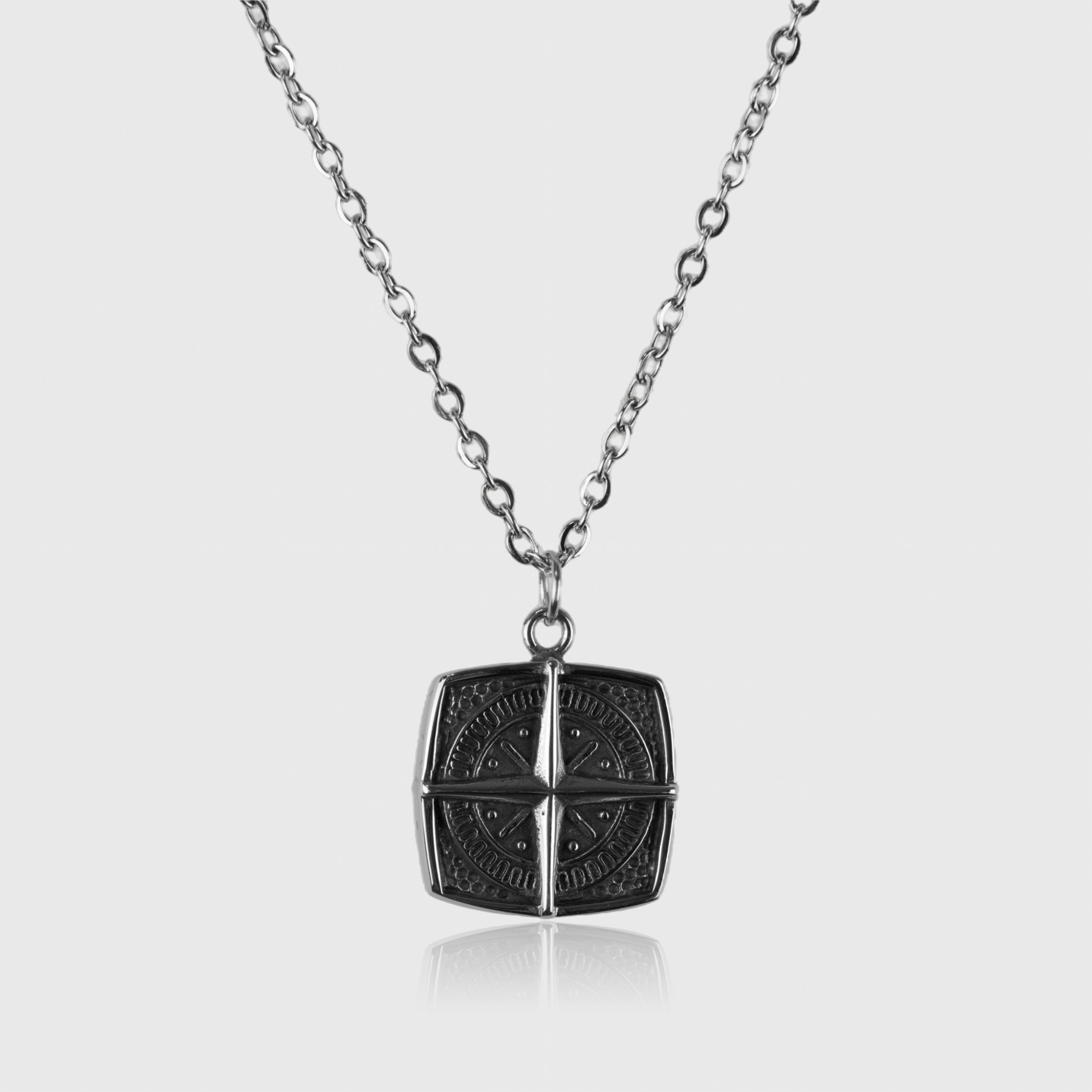 Sølvfarvet herrehalskæde med kvadratisk kompassanhænger i rustfrit stål