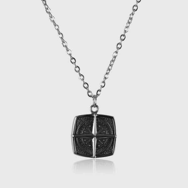 Sølvfarvet herrehalskæde med kvadratisk kompassanhænger i rustfrit stål