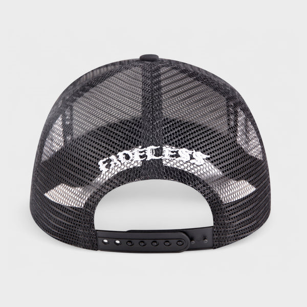 Sort mesh trucker cap med hvid Fadeless logo bagpå