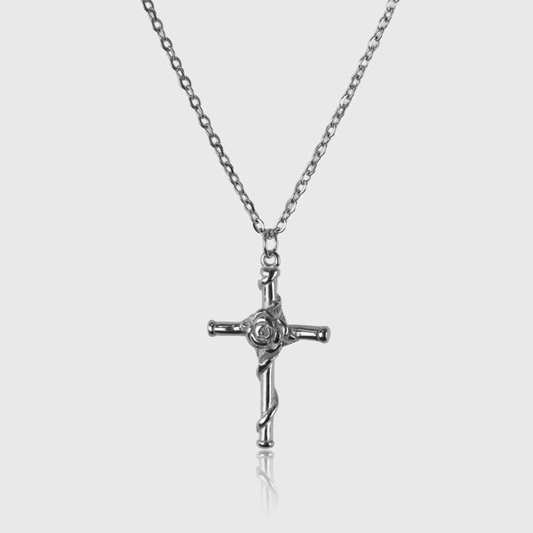 Sølvfarvet halskæde med kors og rose vedhæng
