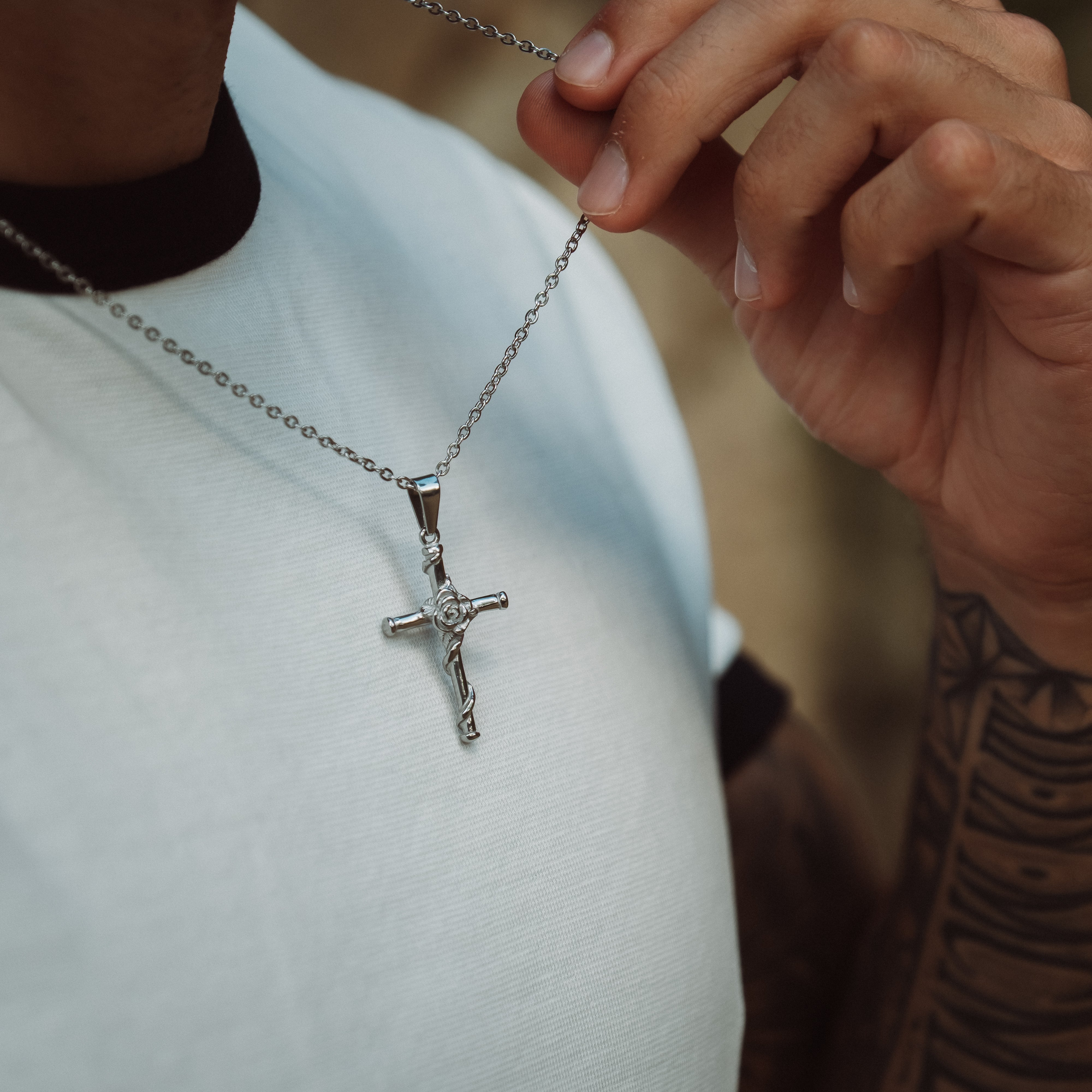 ROSE CROSS NECKLACE - SILVER