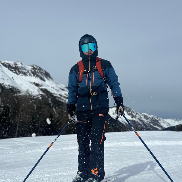 Skiløber med Glaciér skibriller i lyseblå på snedækket bjerg