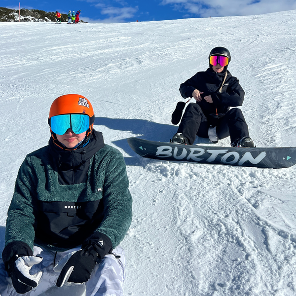 Glaciér skibriller i lyseblå spejlglas brugt på pisten med orange hjelm