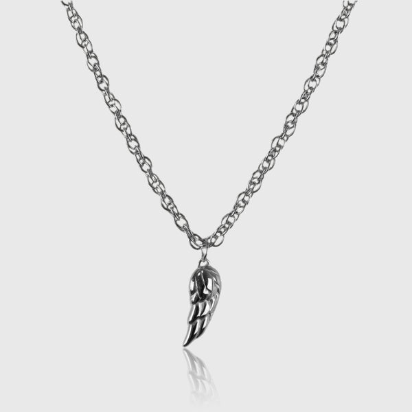Sølvfarvet halskæde med englevinge-vedhæng
