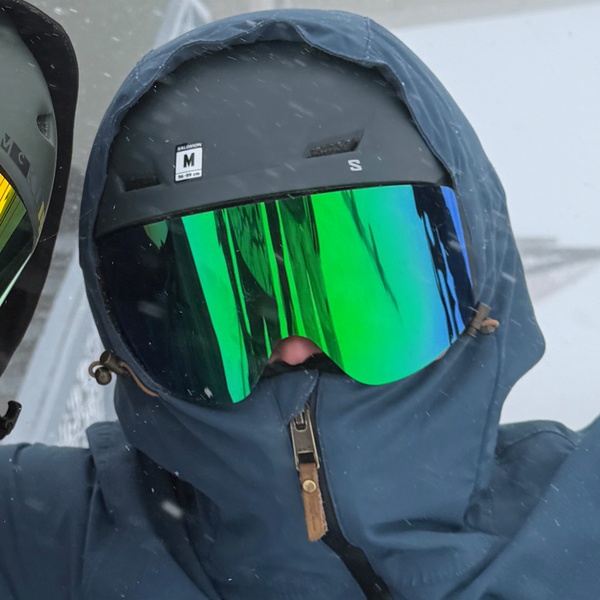 Glaciér skibriller med grøn spejllinse på snedækket piste