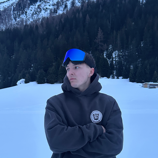 Glaciér skibriller med blå linse båret på panden i snelandskab