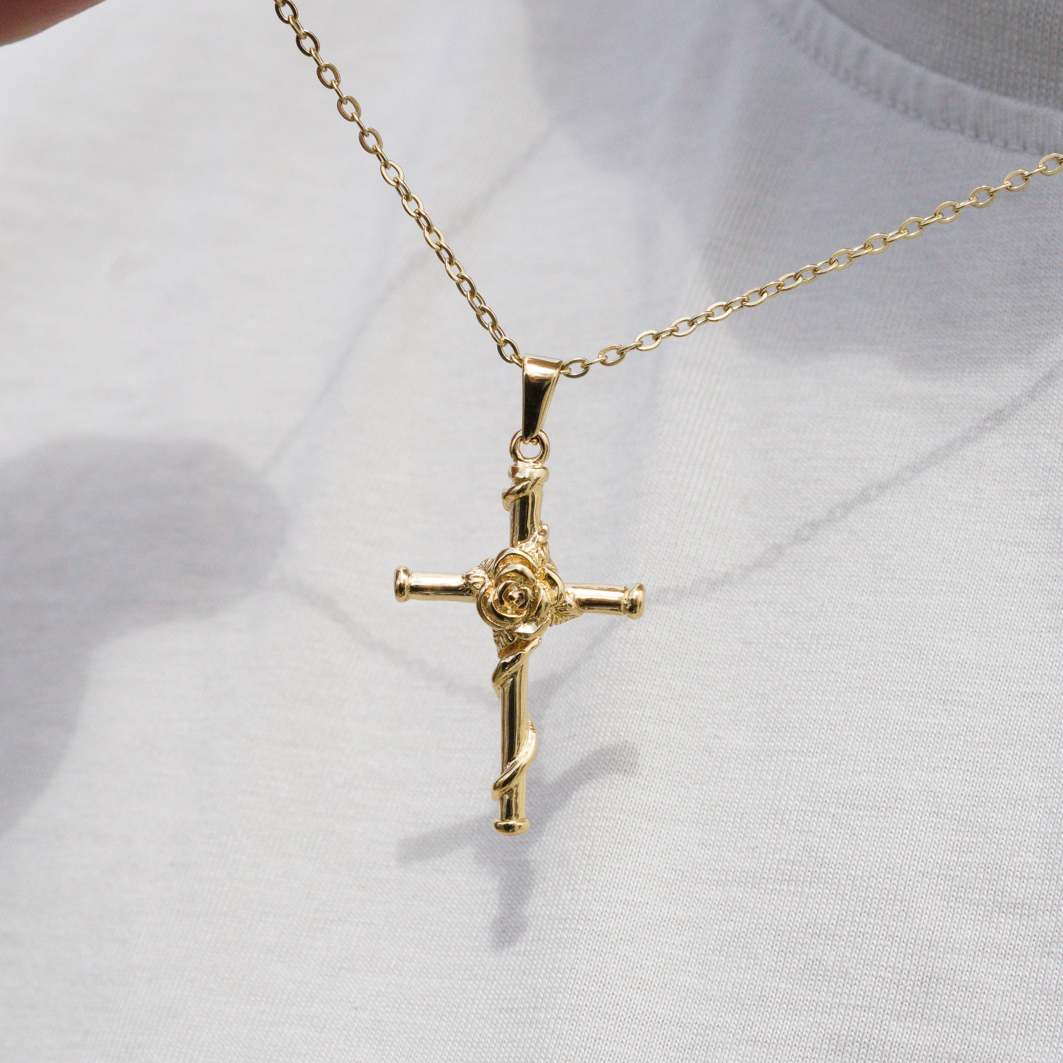 ROSE CROSS NECKLACE - GOLD