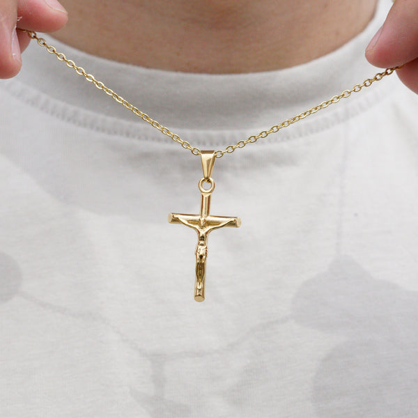 Guldbelagt kors halskæde med Jesus-figur på fin kæde