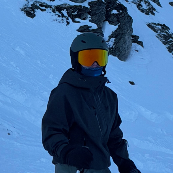 Glaciér skibriller med orange spejlglas og grå hjelm i bjergterræn